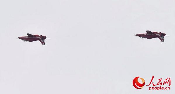 英国“红箭”飞行表演队亮相珠海航展,秀出多个高难度动作。（摄影：人民网记者 翁奇羽）