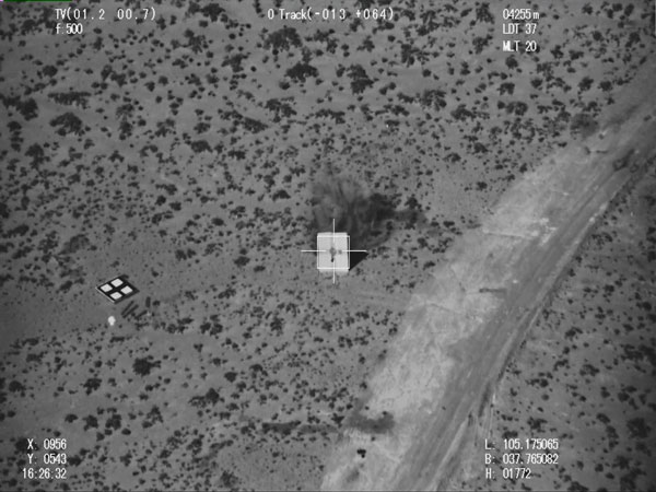 彩虹-4无人机搭载高清载荷传回的导弹击中目标瞬间图像。