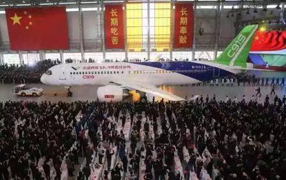  2015年11月2日，我国自主研制的C919大型客机首架机，在中国商飞公司新建成的总装制造中心浦东基地厂房内正式下线。新华社记者丁汀摄