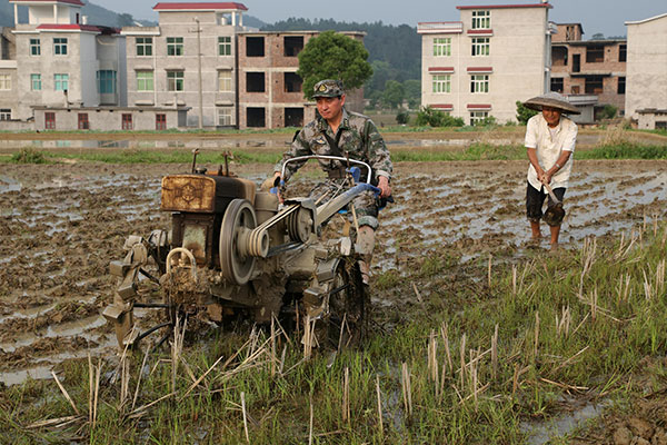 刘部长帮助坳里乡渡陂村军属曾金泉家耕地