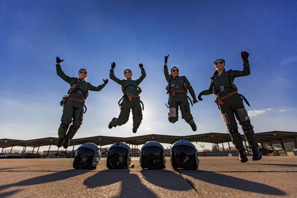 中国空军时隔4年再招女飞行员 今年招收35名