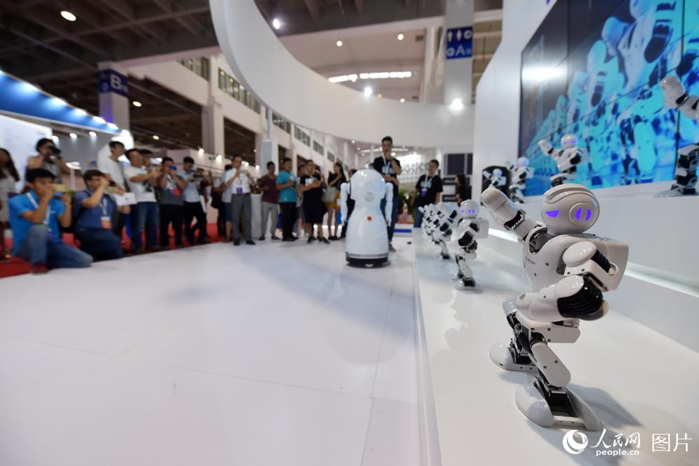 8月23日，展览现场，跳舞机器人受关注。（人民网记者 翁奇羽摄）