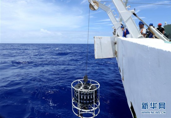 （图文互动）（2）“蛟龙”号抵达马里亚纳海沟作业区 23日在世界最深处下潜