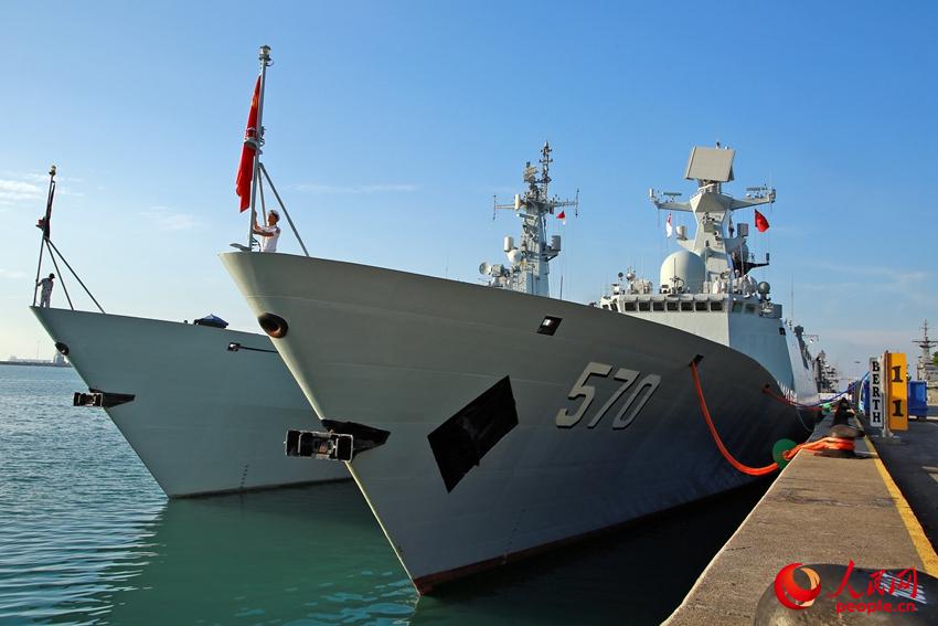 黄山舰停靠在新加坡军港。徐广摄