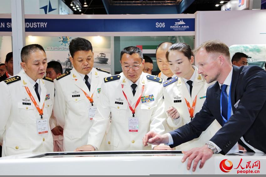 中国海军代表团参观了多家全球知名船舶和设备制造商。徐广摄
