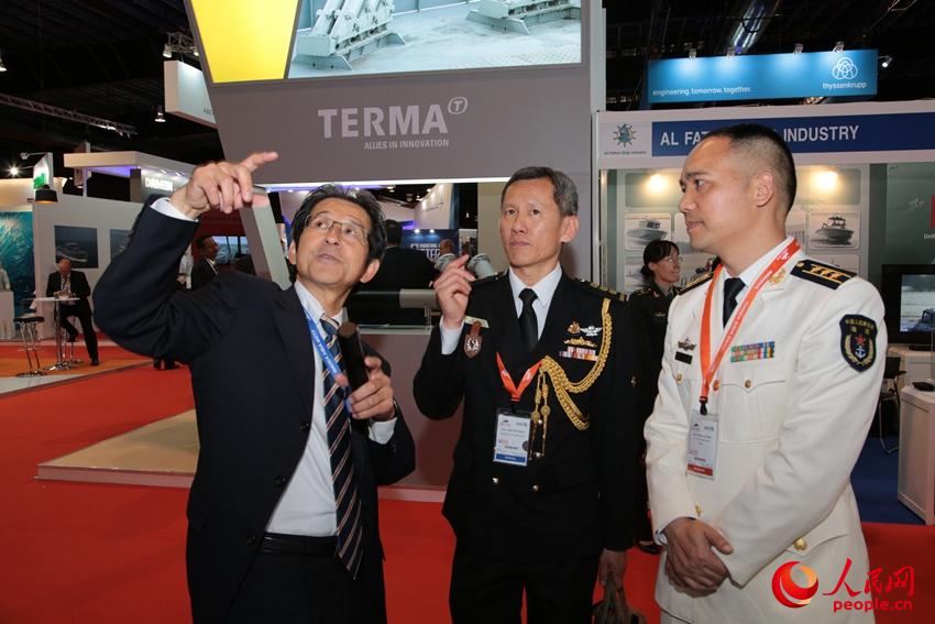 外方参展商向中国海军官兵介绍最新海事防务信息。徐广摄