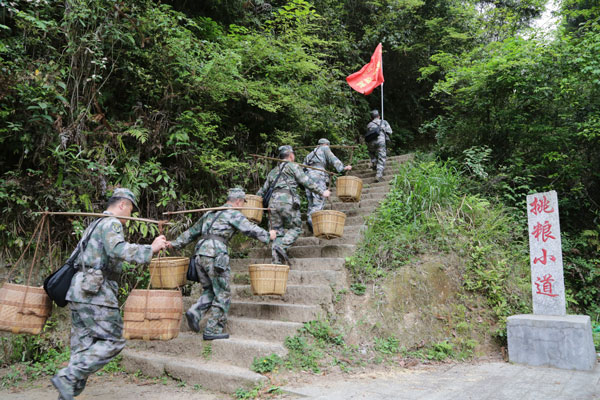 组织干部职工重走挑粮小道